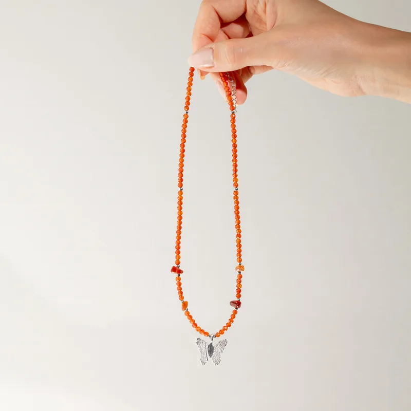 Collana con Pietra Rossa Nymfa e Ciondolo Farfalla Reale con Foglia Vera — foto 3