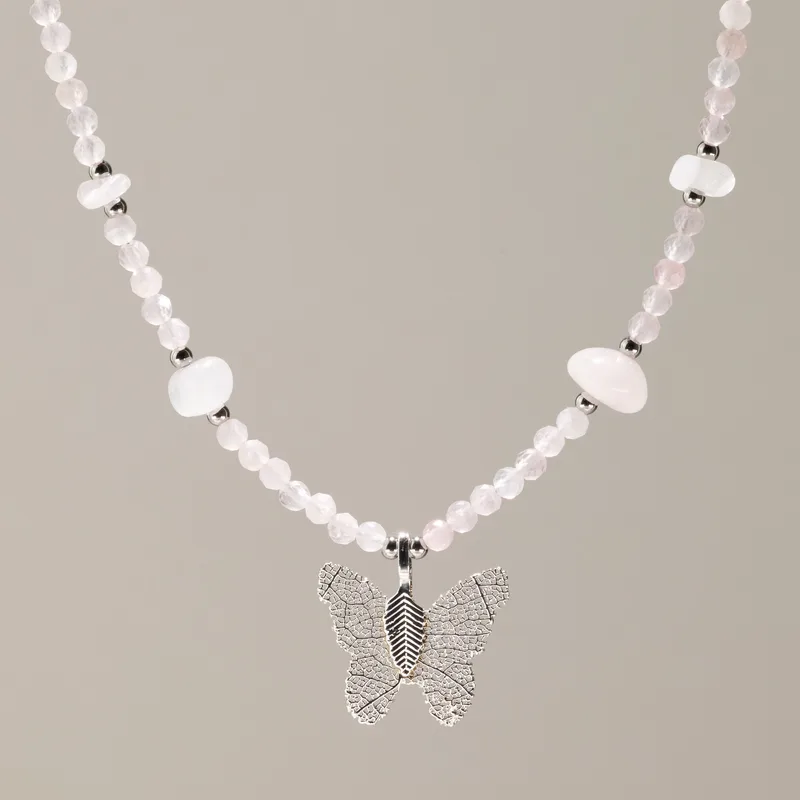 Collana Nymph con ciondolo farfalla reale e pietra rosa quarzo in onice rosa.