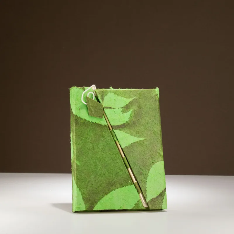 Lokta Bold Floral Bamboo Lock Notebook – Medium (15x12cm) – 45 Leaves – Moss Verde — foto 2