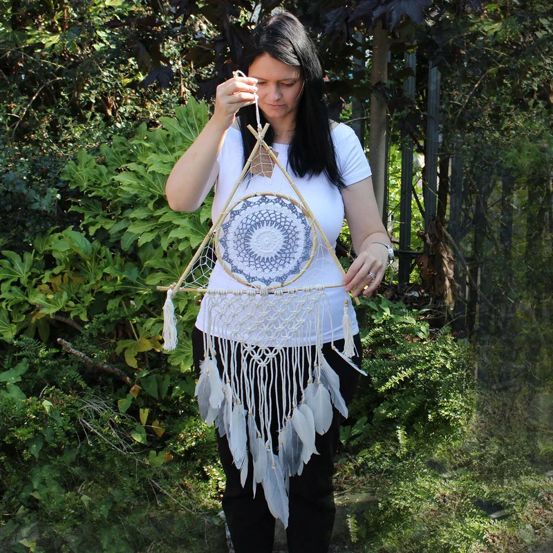 Protection Dream Cather Lrg Macrame Pyramid White/Grey — foto 1