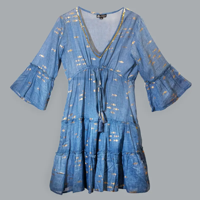 Nomad Sari On the Med Sea Blu & Oro Fish Print Dress — foto 3