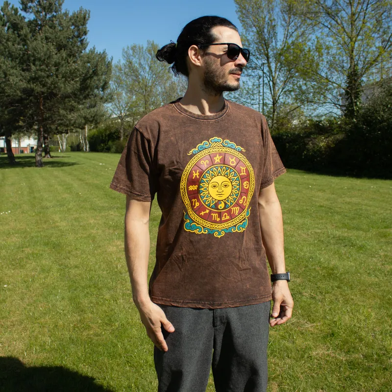 Nomad Sari Stonewashed Cotton T-Shirt Sun & Zodiac Brown Medium — foto 2