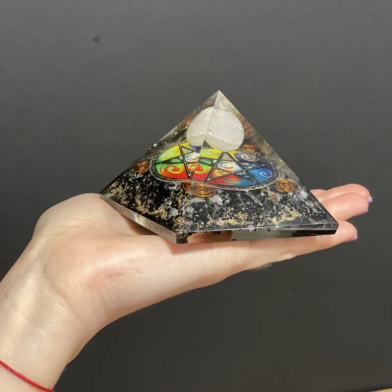 Orgonite Pyramid Midnight Pentagon 70mm — foto 1