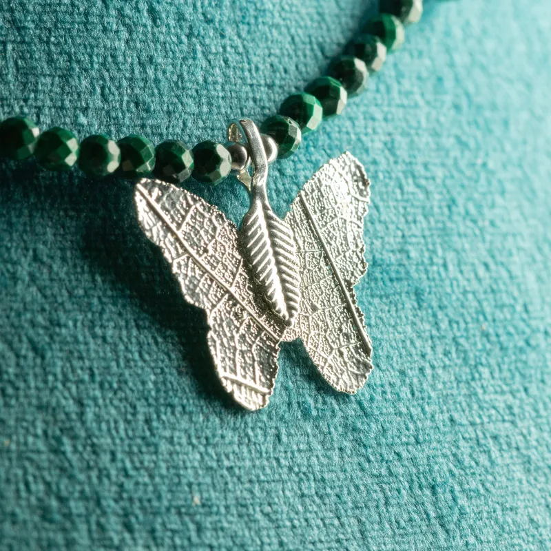 Collana con Pietra di Malachita "Nymphe" e Ciondolo Farfalla Reale a Foglia — foto 2