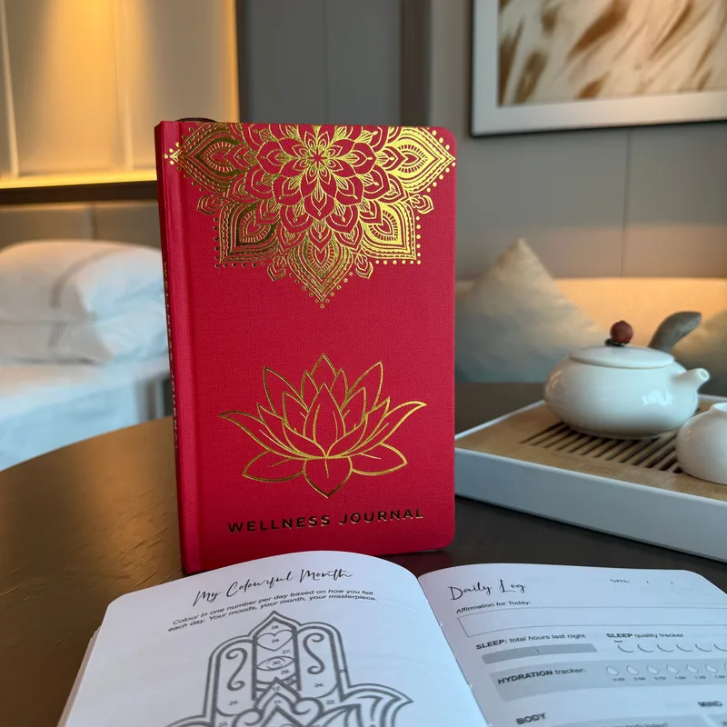 Red Wellness Journal - 120 pages - Golden Mandala and Lotus — foto 3