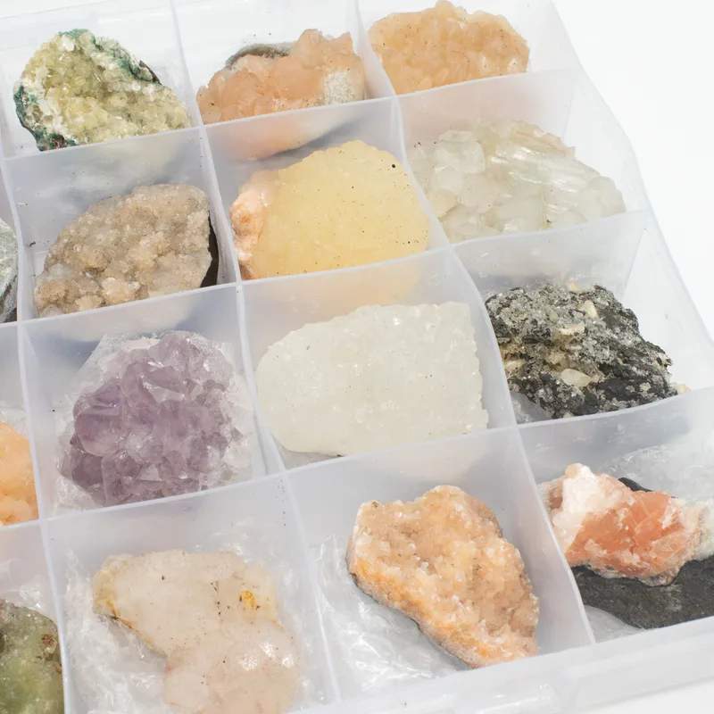 Mineral Specimens Mixed Indian Zeolites in a Display Bianco Apophyllite, Stilbite,Finger Quartz, Amethyst, Verde Stilbite, Heulandite) — foto 4