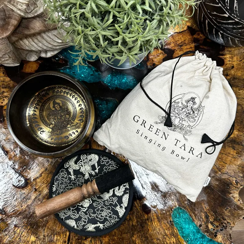 Hand Beaten & Engraved Singing Bowl Gift Set 14cm Verde Tara — foto 2