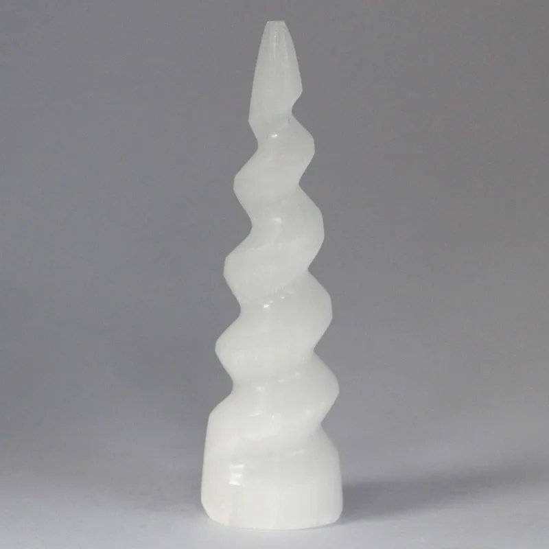 Selenite Spiral Unicorn Horn Tower 15 cm — foto 3
