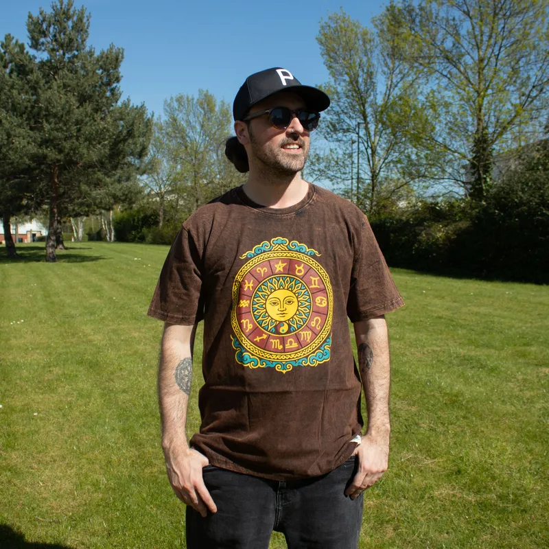 Nomad Sari Stonewashed Cotton T-Shirt Sun & Zodiac Brown Large — foto 1
