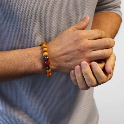 Bracciale in Legno di Cedro Radice con Giada Rossa — foto 2