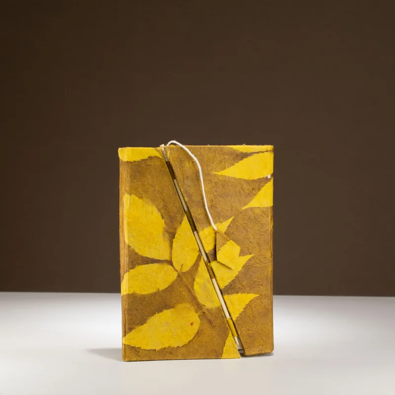 Lokta Bold Floral Bamboo Lock Notebook – Medium (15x12cm) – 45 Leaves – Mustard Brown — foto 3