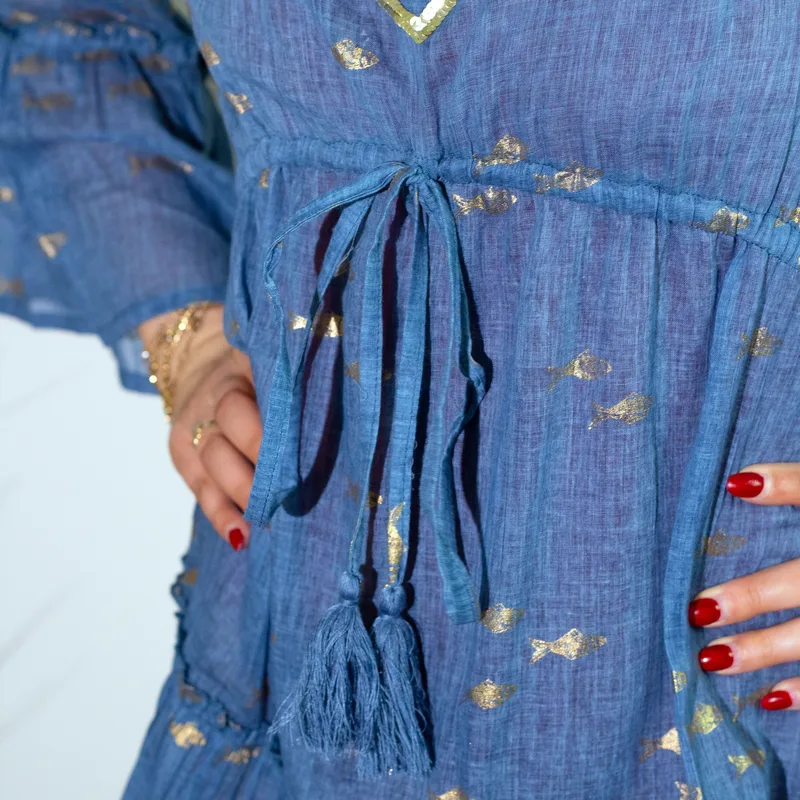 Nomad Sari On the Med Sea Blu & Oro Fish Print Dress — foto 2