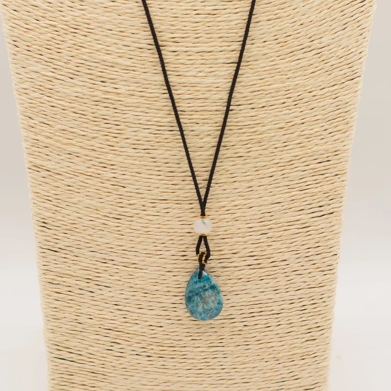 Collana con ciondolo pietra naturale - Howlite a forma di goccia
