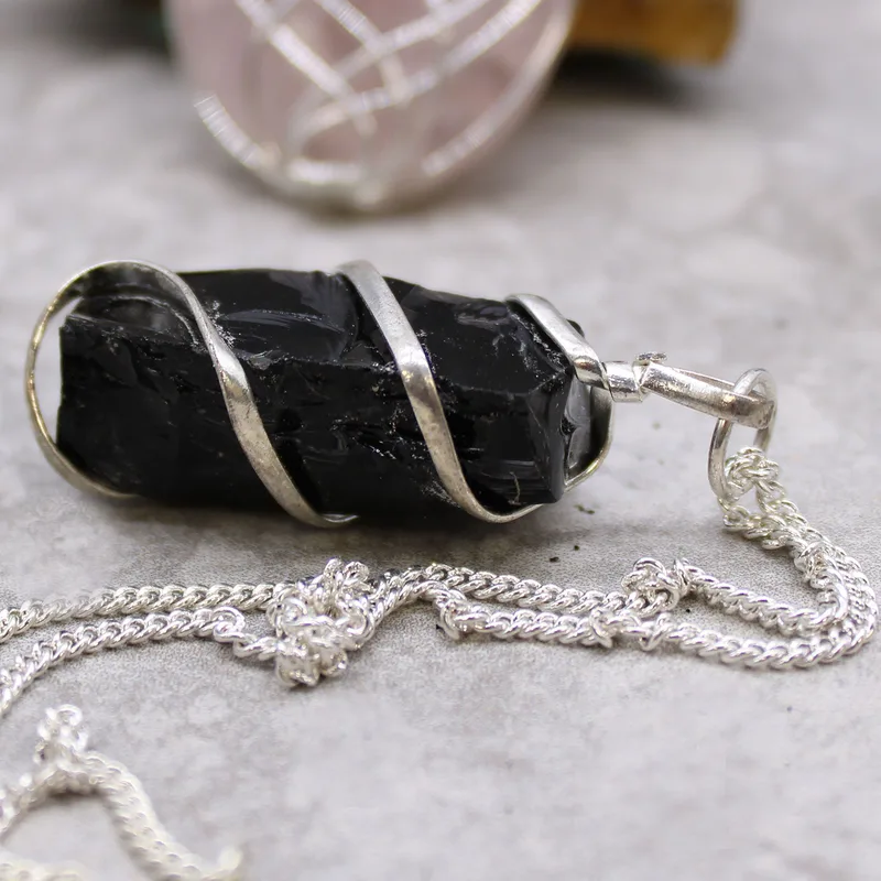 Cascade Wrapped Gemstone Necklace Rough Nero Onyx — foto 2