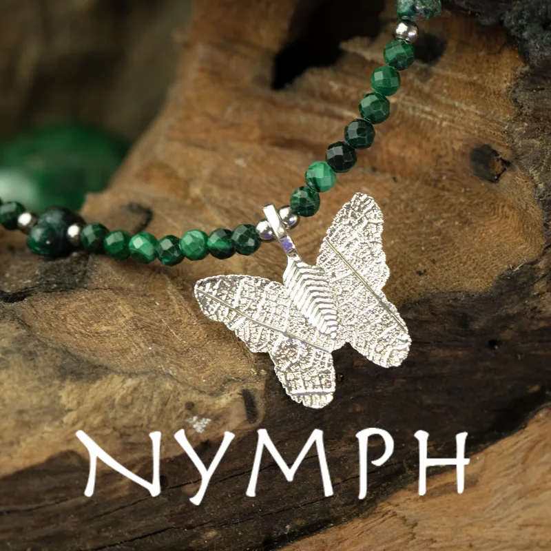 Collana con Pietra di Malachita "Nymphe" e Ciondolo Farfalla Reale a Foglia