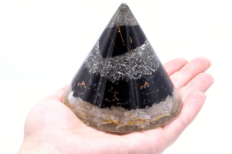 Orgonite Cone Selenite and Nero Toumaline Copper 90 mm — foto 1