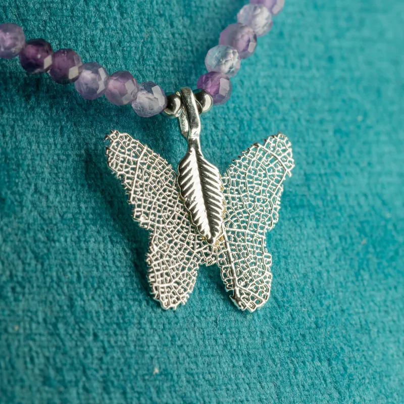 Collana di Ambra Nymfa con Ciondolo Farfalla Reale e Foglia Vera — foto 5
