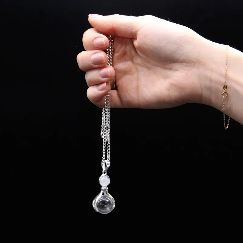 Gemstone Healing Hands Pendant Rock Quartz — foto 3