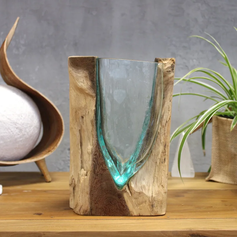 Molton Glass V-shaped Art Vase on Legno — foto 2