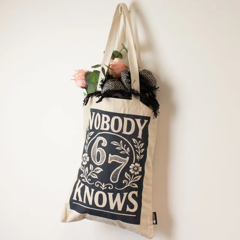 Nomad Sari Iconic Toni Tote Bag - Nobody Knows 67 - Naturale 10oz — foto 3