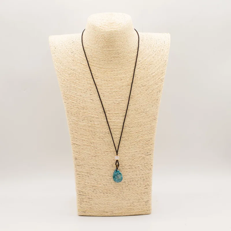 Collana con ciondolo pietra naturale - Howlite a forma di goccia — foto 2