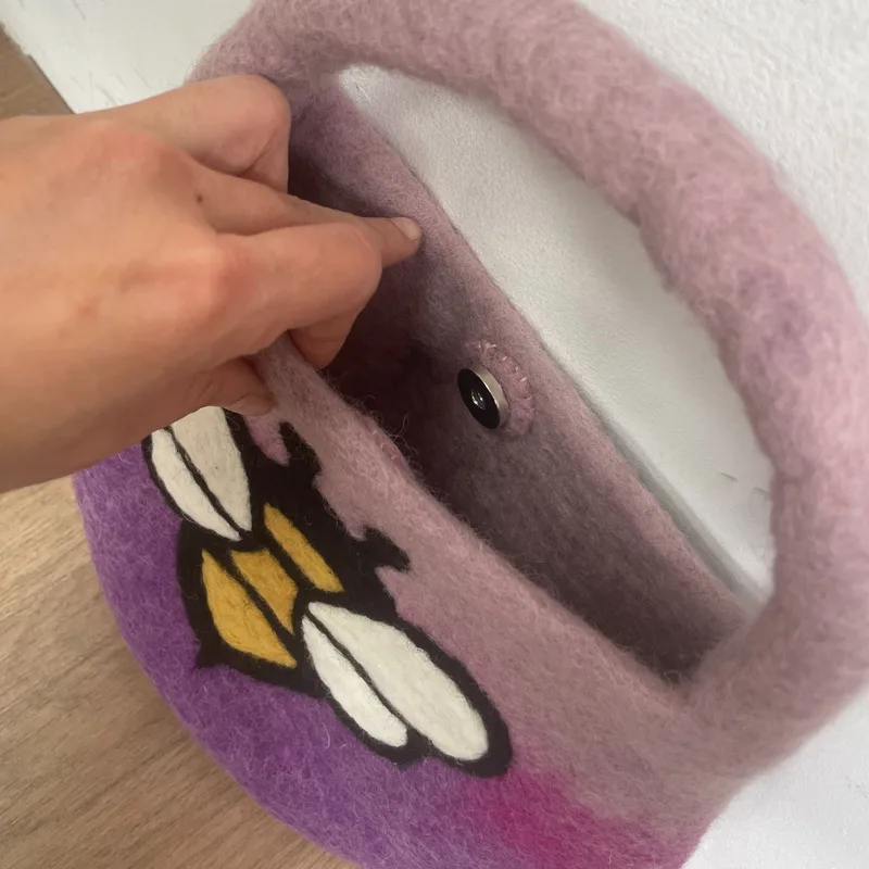 Water Felted Bee Bag One Handle with Magnet Lavanda Shades — foto 1