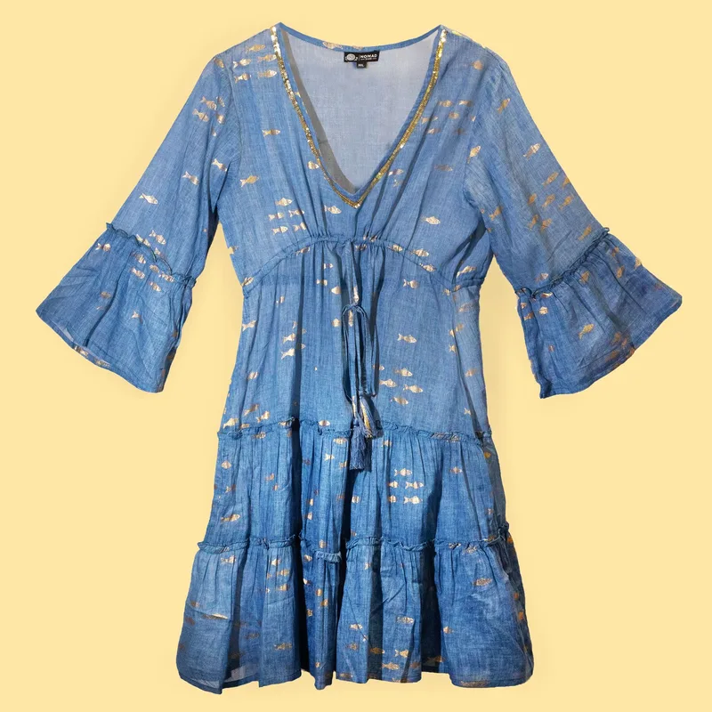 Nomad Sari On the Med Sea Blu & Oro Fish Print Dress — foto 4