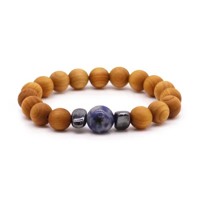 Bracciale in legno di cedro per il chakra del terzo occhio con sodalite.