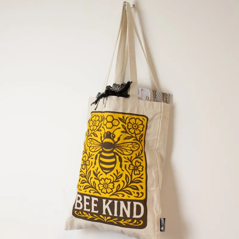 Nomad Sari Iconic Toni Tote Bag - Bee Kind - Naturale 10oz — foto 3