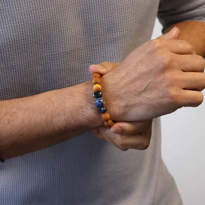 Bracciale in legno di cedro per il chakra del terzo occhio con sodalite. — foto 2