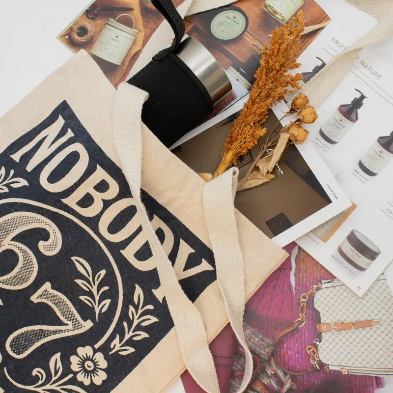 Nomad Sari Iconic Toni Tote Bag - Nobody Knows 67 - Naturale 10oz — foto 1