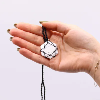 Laced Gemstone Hexagon Pendant - Bianco Howlite — foto 3