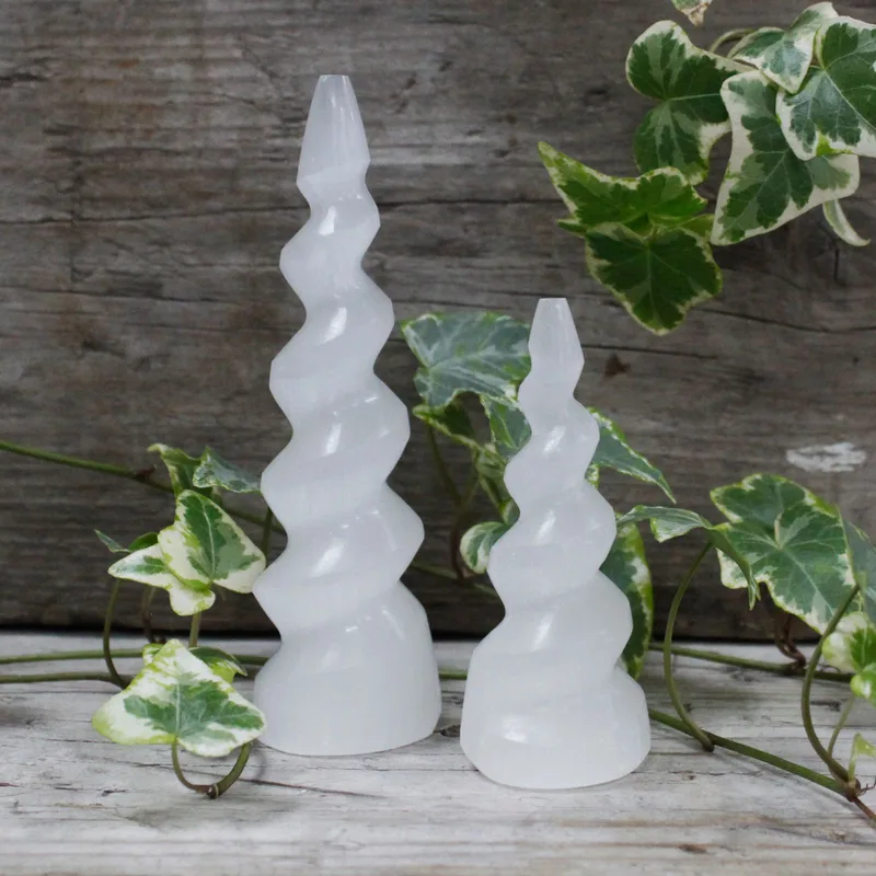 Selenite Spiral Unicorn Horn Tower 10 cm — foto 1