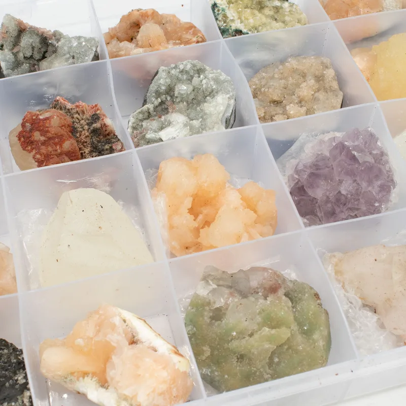 Mineral Specimens Mixed Indian Zeolites in a Display Bianco Apophyllite, Stilbite,Finger Quartz, Amethyst, Verde Stilbite, Heulandite) — foto 3