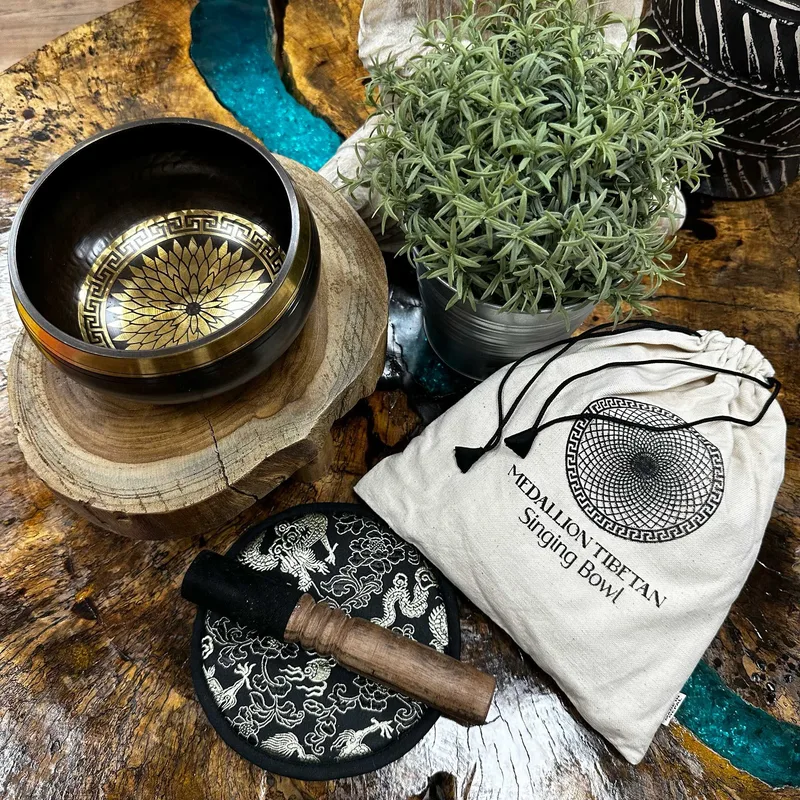Hand Beaten & Engraved Singing Bowl Gift Set 14cm Round Medallions — foto 1