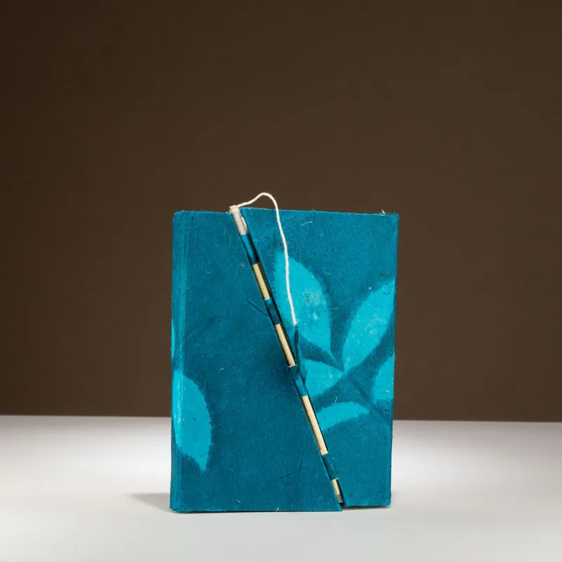 Lokta Bold Floral Bamboo Lock Notebook – Medium (15x12cm) – 45 Leaves – Midnight Blu — foto 3