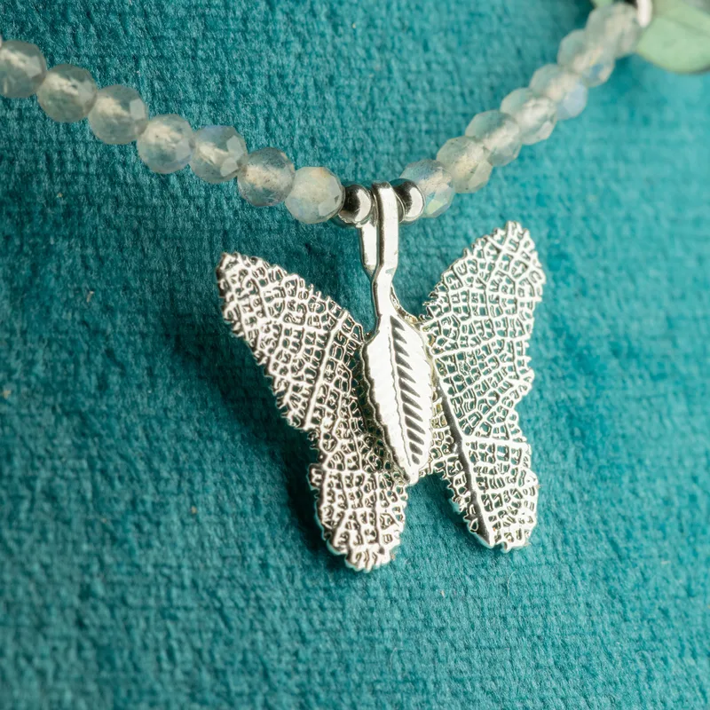 Collana Nymph con Pietra Naturale Labradorite e Ciondolo Farfalla con Foglia Vera — foto 1
