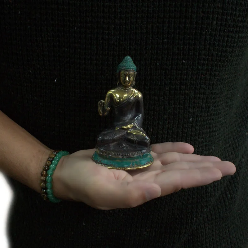 Med Hand Up Sitting Buddha — foto 1