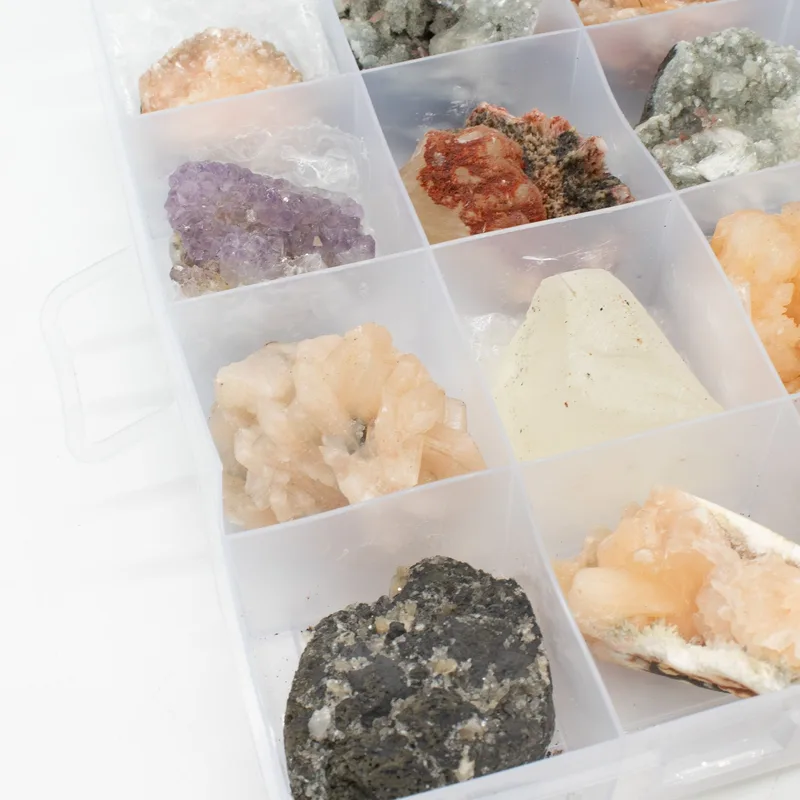 Mineral Specimens Mixed Indian Zeolites in a Display Bianco Apophyllite, Stilbite,Finger Quartz, Amethyst, Verde Stilbite, Heulandite) — foto 2