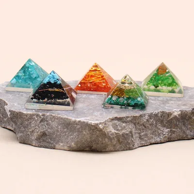 Piramide Orgone SM con Cristalli Gem e Cobre (25mm)