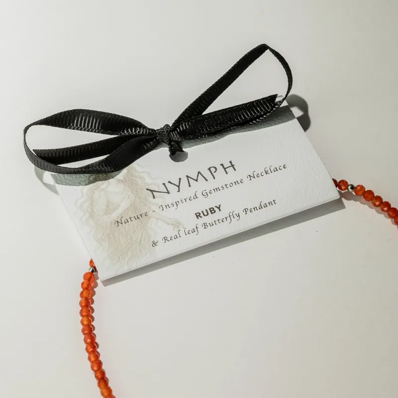 Collana con Pietra Rossa Nymfa e Ciondolo Farfalla Reale con Foglia Vera — foto 5