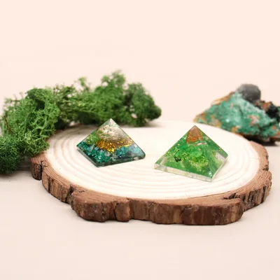 Piramide Orgone SM con Cristalli Gem e Cobre (25mm) — foto 1