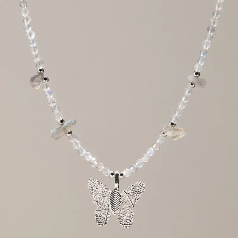 Collana Nymph con Pietra Naturale Labradorite e Ciondolo Farfalla con Foglia Vera — foto 3