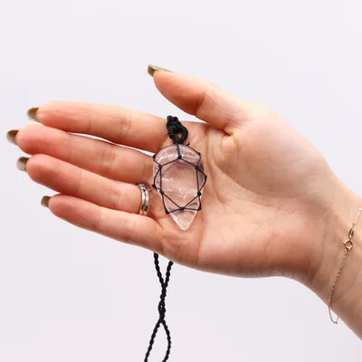 Laced Gemstone Teardrop Pendant - Rock Quartz — foto 3