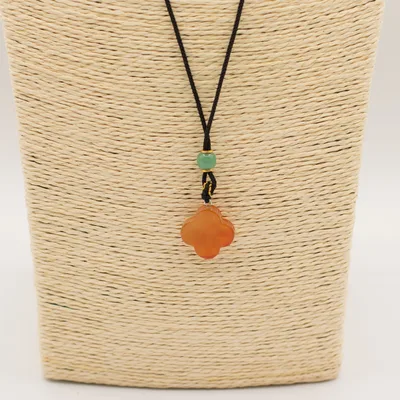 Collana con Ciondolo Pietra Naturale - Giade Rosse a Forma di Trifoglio — foto 3