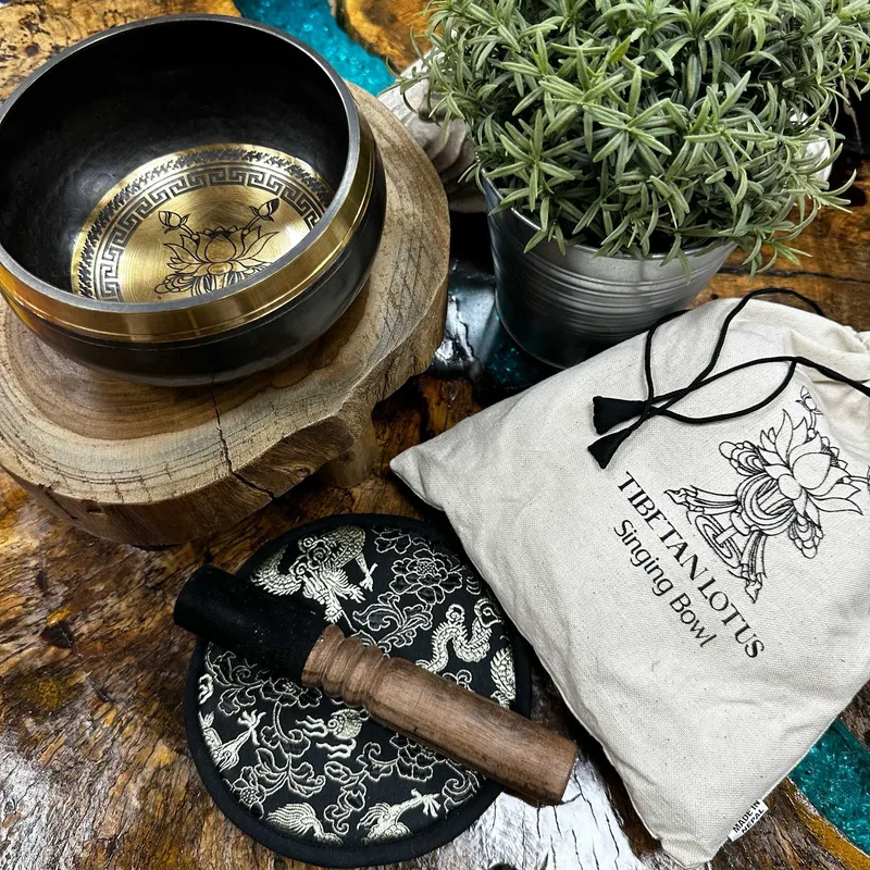 Hand Beaten & Engraved Singing Bowl Gift Set 14cm Lotus Fiore — foto 1