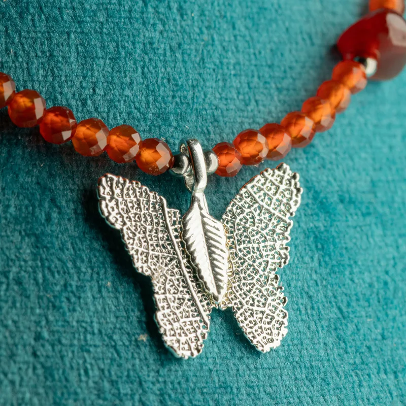 Collana con Pietra Rossa Nymfa e Ciondolo Farfalla Reale con Foglia Vera