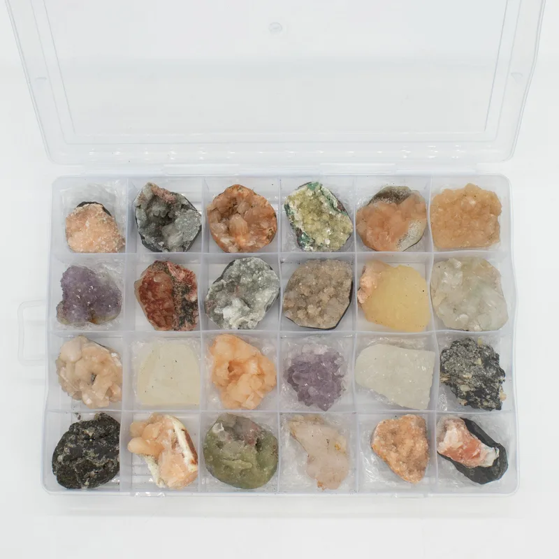 Mineral Specimens Mixed Indian Zeolites in a Display Bianco Apophyllite, Stilbite,Finger Quartz, Amethyst, Verde Stilbite, Heulandite) — foto 1