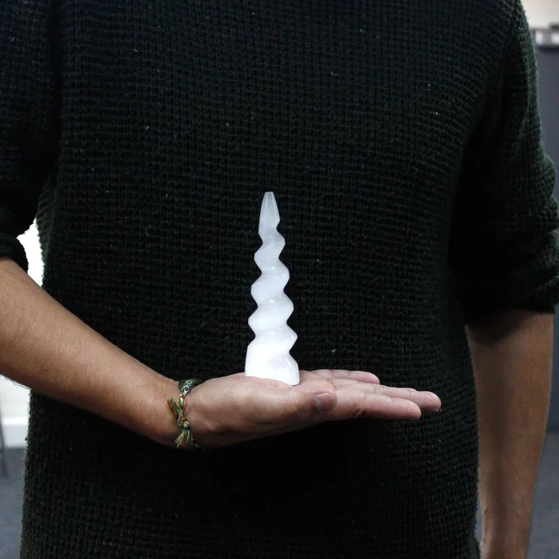 Selenite Spiral Unicorn Horn Tower 15 cm — foto 1