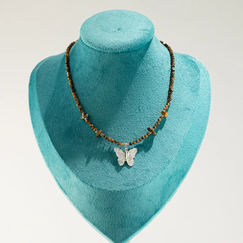 Collana con pietra opale tigre "Nymph" e ciondolo farfalla reale a foglie vere. — foto 6